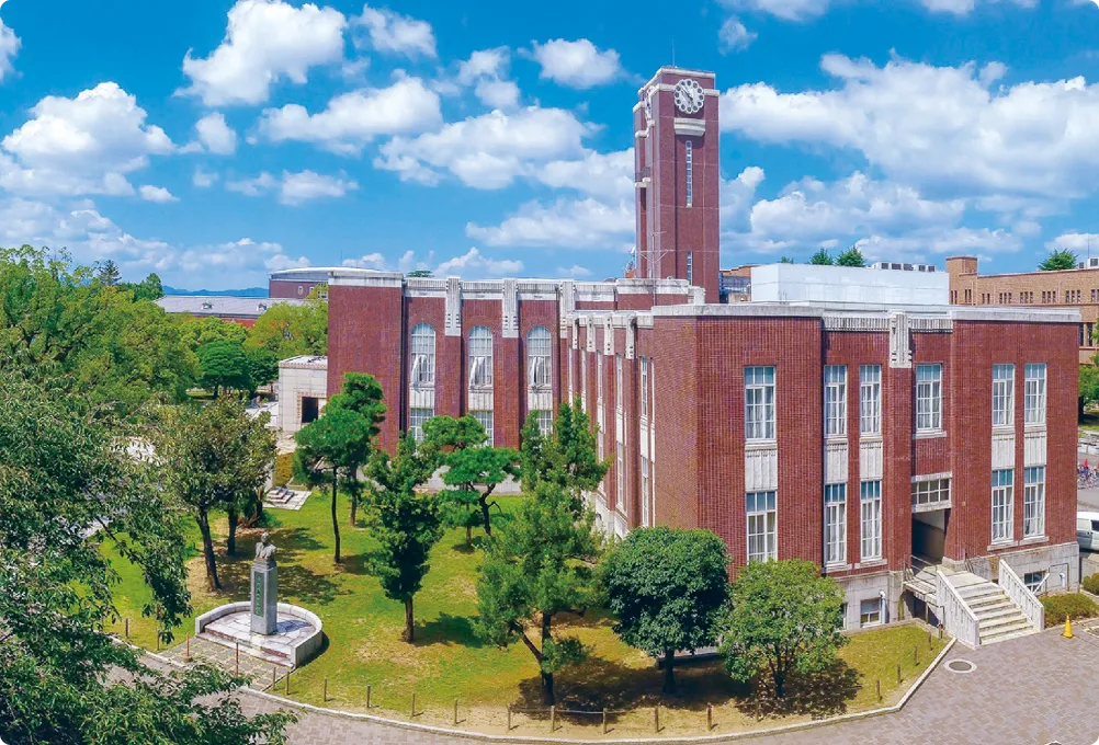 都心ながら閑静な街に、多くの大学と官公庁が集結している京都御所周辺